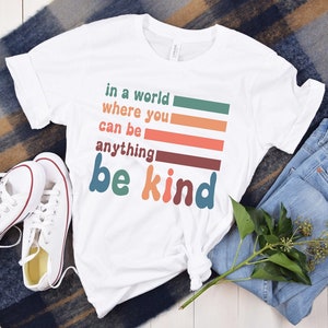 Diseño digital - En un mundo donde puedes ser cualquier cosa, sé amable- Anti-bullying Pink Shirt Day Sublimation Design