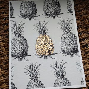 Stampa artistica con motivo ripetuto di Ananas dorato, A5, SENZA CORNICE // Idea regalo per hostess // Arte murale Island Luxe.