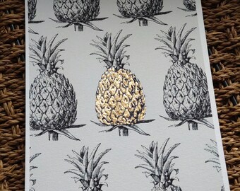 Impresión artística con patrón repetido de piña dorada, A5, SIN MARCO // Idea de regalo para anfitriona // Arte de pared Island Luxe.