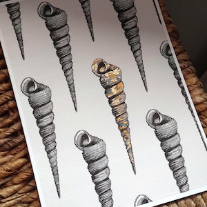 Illustrazione d'epoca, stampa artistica ripetuta di conchiglie dorate, formato A5, senza cornice. // Stampa artistica naturalistica // Arte murale Island Luxe.