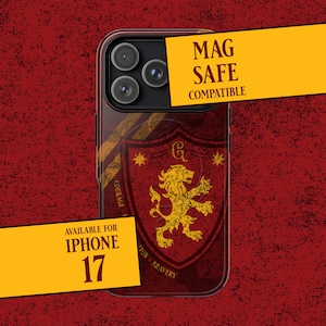 以下が含まれることがあります： 金色のライオンの紋章デザインが施された、マルーン色のiPhone 17ケース。「MAG SAFE COMPATIBLE」と「AVAILABLE FOR IPHONE 17」の文字が入っています。背景はテクスチャード加工されたマルーン色です。