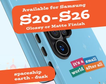 Könnte beinhalten: Eine hellblaue Handyhülle für Samsung S20-S26 Modelle mit glänzender oder matter Oberfläche. Das Design zeigt eine Schlossgrafik sowie den Text "it's a small world after all" und "spaceship earth - dusk" in farbigen rechteckigen Blöcken.