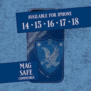 Könnte beinhalten: Eine blaue Handyhülle mit einem zentralen Wappenemblem, das einen weißen Adler, den Buchstaben R sowie die Wörter LEARNING und WIT zeigt. Der Text lautet AVAILABLE FOR IPHONE 14 15 16 17 18 und MAG SAFE COMPATIBLE. Die Hülle hat eine glatte Oberfläche.