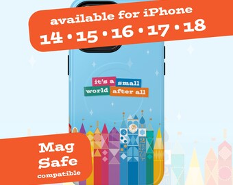 Könnte beinhalten: Eine hellblaue Handyhülle mit einer bunten Grafik stilisierter Türme und dem Text "it's a small world after all". Ein orangefarbenes Banner oben zeigt "available for iPhone 14 15 16 17 18" und ein unteres Banner "Mag Safe compatible".
