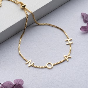 Pulseira de letras espaçadas personalizadas com corrente de cubo Pulseira ajustável com contas Pulseira de palavra dourada Joias com nome Pulseira com várias iniciais