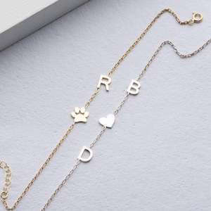 Pulsera personalizada con huella de pata e inicial Pulsera personalizada con letras Pulsera de plata con inicial familiar Pulsera conmemorativa para mascotas Pulsera para mamá perruna