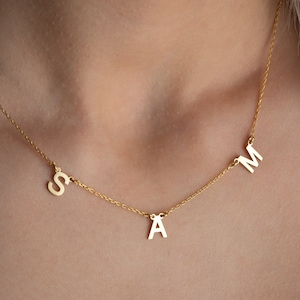 Collar con nombre de satélite, collar con inicial personalizado, collar con nombre con letras espaciadas, collar con placa de identificación de plata, collar con nombre colgante, colgante del alfabeto