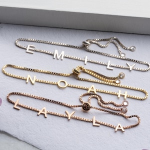 Pulseira com letras espaçadas personalizadas, joias delicadas com nome, pulseira inicial ajustável com corrente de caixa, pulseira com várias letras, pulseira com alfabeto dourado