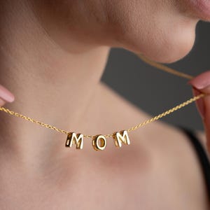 Colar com nome em forma de bolha prateada, pingente de balão com letras iniciais, colar com monograma e nome em forma de letra, presente para o dia das mães