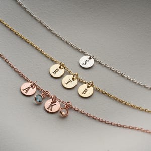 Pulseira com pedra de nascimento e inicial Pulseira com letra de disco de prata Pulseira com pedra de nascimento gravada Pulseira com letra personalizada Presente com pingente inicial para mãe