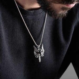 Sterlingzilveren ketting met drakenzwaard: gotische krijgerhanger