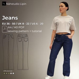 Könnte beinhalten: Jeans-Schnittmuster und Anleitung im A4/A0 PDF-Format. Das Schnittmuster umfasst die Größen EU 36-50, UK 8-22 und US 6-20. Eine Frau trägt eine blaue Jeans.
