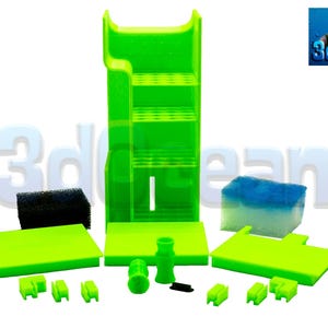 Puede incluir: Un soporte de medios filtrantes de plástico verde con múltiples compartimentos para diferentes tipos de medios filtrantes. El soporte está diseñado para adaptarse a un filtro de acuario estándar. El conjunto incluye una base de plástico verde, una tapa de plástico verde y un soporte de medios filtrantes de plástico verde. El conjunto también incluye un filtro de esponja negro, un filtro de esponja azul y blanco y una tubería de plástico verde.