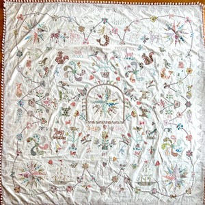 Peut inclure: Une courtepointe blanche avec une bordure rose et blanche. La courtepointe est décorée de divers motifs de patchwork colorés, notamment des étoiles, des cœurs et des fleurs. La courtepointe est faite de divers tissus, notamment du coton et du lin.