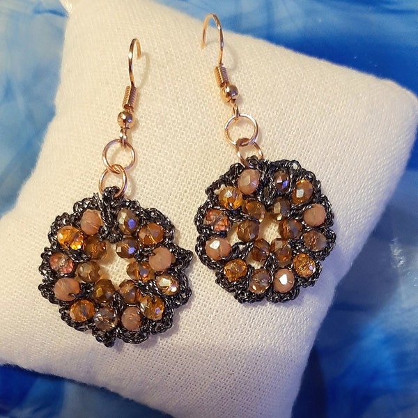 Boucles d'oreilles pendantes au crochet avec cristaux de différentes couleurs