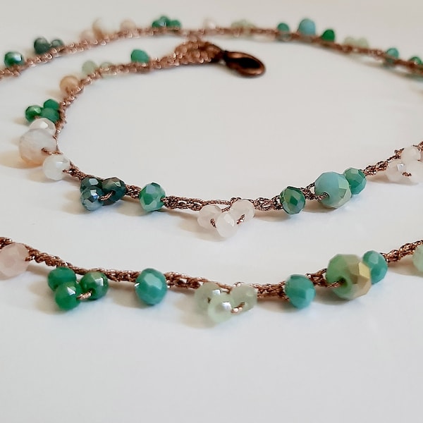 Collana girocollo con cristalli vari colori realizzata ad uncinetto