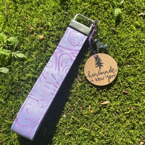 Llavero, patrón de mandala de remolino de lavanda, muñequera de acuarela, accesorios de coche de tela batik, llaves de coche, llavero de tela, cordón, correa de billetera