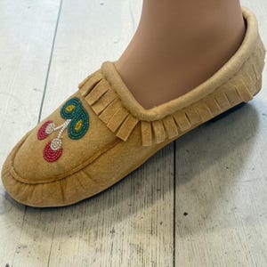 Vintage Native American Beaded Moccasins, Handmade, Cherries, Leaves, Woodland, Ojibwa? Brain Tanned Deer Hide, Natural Tan, Women’s 7ish