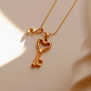 Aangepaste initialensleutelketting, gouden initiaalsieraden, gepersonaliseerd jubileumcadeau, waterdichte ketting, sierlijke sleutelhangerketting