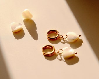 Dainty mother of pearl heart earrings, Clover flower earrings, 18k gold dangle earrings, Minimalism earrings, Heart jewelry, Bridesmaid Gift
