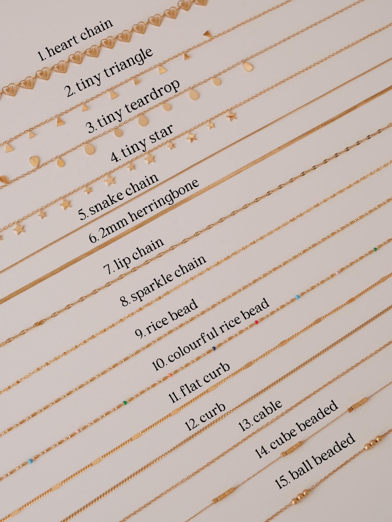 K&ouml;nnte beinhalten: Nahaufnahme von 15 verschiedenen goldenen Ketten, jede mit einem einzigartigen Stil und Design. Die Ketten sind mit Nummern und Namen beschriftet, wie z. B. Herz-Kette, kleines Dreieck, kleine Tr&auml;ne, kleiner Stern, Schlangen-Kette, 2 mm Fischgr&auml;t, Lippen-Kette, funkelnde Kette, Reiskette, bunte Reiskette, flache Bord&uuml;re, Bord&uuml;re, Kabel, W&uuml;rfelkette und Kugelkette.