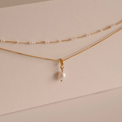 Gold überlagerte Perlenkette, Schlangen-Ketten-doppelte Schicht-Halskette, zierliche Süßwasser-Perlenhalskette, mehrfache Perlen-Halskette, Geschenk für sie