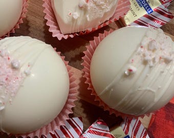 Holiday hot cocoa bombs