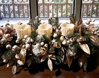 Elegante centro de mesa navideño dorado y perenne con velas sin llama: decoración de mesa navideña de lujo