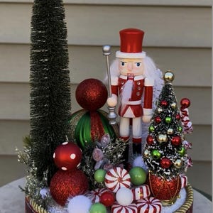 Centro de mesa navideño Cascanueces festivo – Decoración de mesa navideña, Exhibidor de dulces mágicos, Hecho a mano