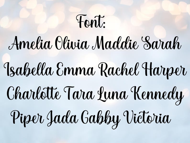 Puede incluir: Una pantalla de texto negro titulada Font: que presenta una lista de nombres que incluye Amelia, Olivia, Maddie, Sarah, Isabella, Emma, Rachel, Harper, Charlotte, Tara, Luna, Kennedy, Piper, Jada, Gabby y Victoria en tipograf&iacute;a cursiva.