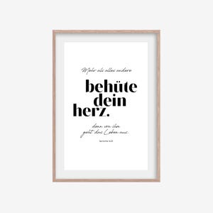 Könnte beinhalten: Ein schwarz-weißes druckbares Wandbild mit dem Text "Mehr als alles andere behüte dein herz. denn von ihm geht das Leben aus. Sprüche 4:23"