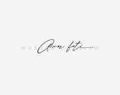 Amor Fati Fineline Tattoo Vorlage | Buchstaben Tattoo | Liebe zum Schicksal | Tattoo der Stärke | Minimalistisches Tattoo Design