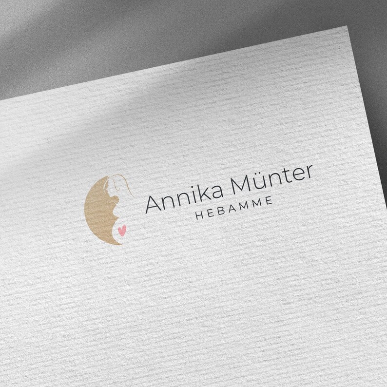 Personalisierbares Logo mit der Silhouette einer schwangeren Frau, ideal für Hebammen und Doulas.