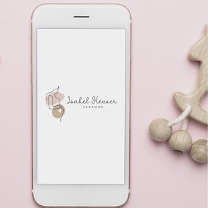 Zartes vorgefertigtes Hebammen- und Doula-Logo mit Silhouette einer schwangeren Frau. Personalisierbares Design in Wunschfarben, geeignet für familienorientierte Dienstleistungen.