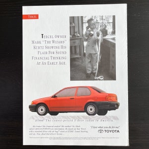 Könnte beinhalten: Werbung für einen roten Toyota Tercel, eine 2-türige Limousine. Die Anzeige enthält ein Schwarz-Weiß-Foto eines jungen Jungen am Telefon. Der Text lautet: "TERCEL OWNER MARK 'THE WIZARD' KURTZ SHOWING HIS FLAIR FOR SOUND FINANCIAL THINKING AT AN EARLY AGE."