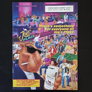 Peut inclure: Un chameau de dessin animé portant des lunettes de soleil et un costume fume une cigarette. Le chameau tient un paquet de cigarettes Camel Special Lights. Le texte "There's something for everyone at Joe's Place." est affiché au-dessus du chameau. Le texte "Free Joe's Place Catalog. Call 1-800 CAMEL CASH. (1-800-226-3522) Offer restricted to smokers 21 years of age or older." est affiché en dessous du chameau.