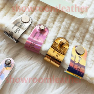 Holografische en metallic imitatieleren tags voor hoeden, tassen met platte of bolvormige Chicago-schroeven, vouwlabels, beanie-tags