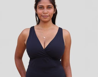 Omkeerbare tanktop met ingebouwde bh: vierkante en overslaghalslijnen, grote maten