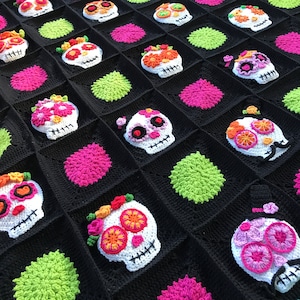 Mexican sugar skull granny square crochet blanket day of the dead colorful skull crochet blanket rainbow amigurumi skull applique knit throw