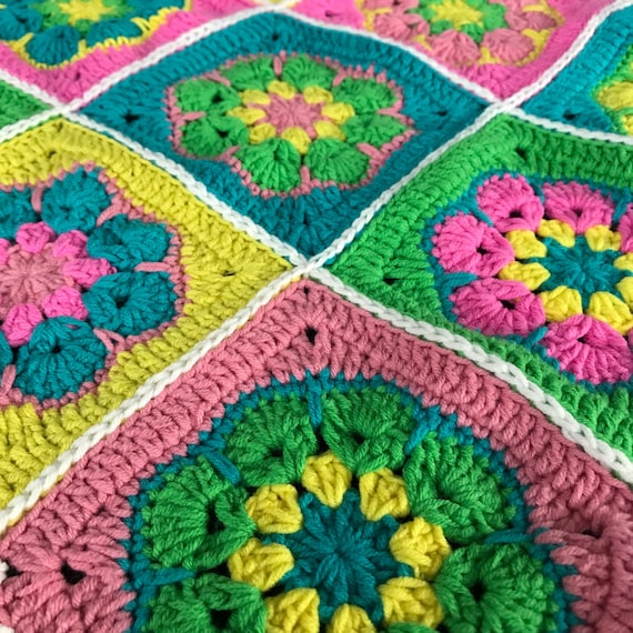 手編みブランケット★アフリカンフラワー★かぎ針編み★カラフル★ひざ掛け 手編みブランケット☆アフリカンフラワー☆かぎ針編み☆カラフル☆ひざ掛け