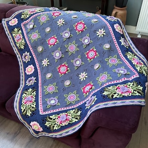 Janie Crow Virkad Filt: 3D Blommor Mormor Kvadratisk Afghansk Virkad Jeansblå Janie Crow Kreationer, Handgjord Filt