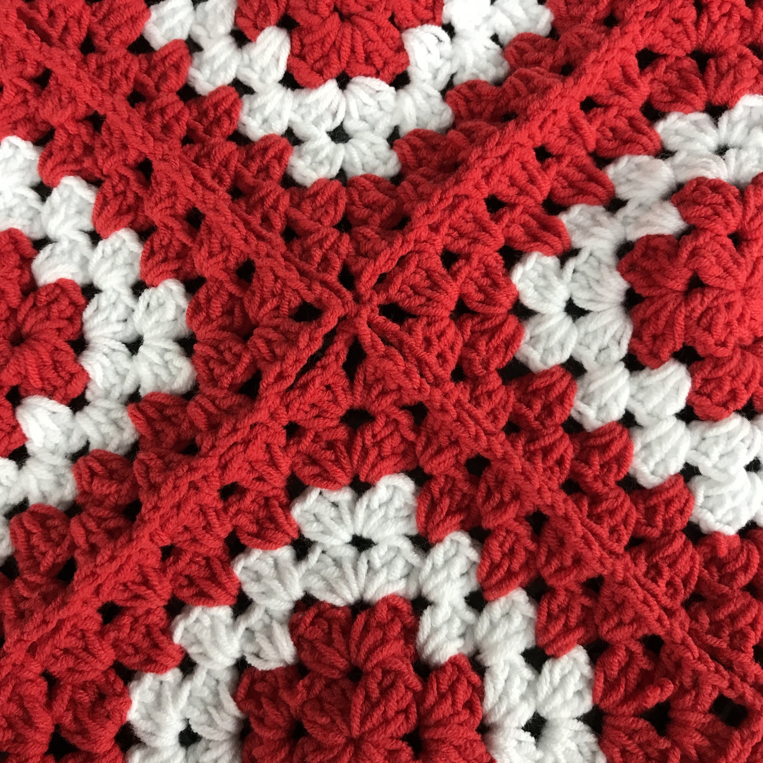 【USA vintage】granny blanket 赤×白 クリスマスカラー Red and White Granny Square Crochet Blanket: Team Canada Colors