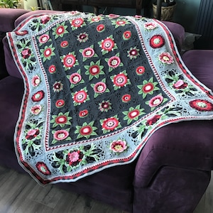 Handgemachte bunte Häkeldecke Janie Crow inspirierter charcoal grauer Obstgartenüberwurf