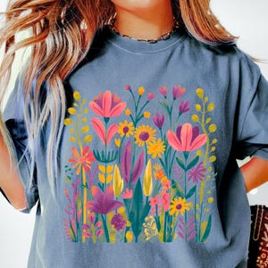 ヴィンテージワイルドフラワーグラフィックシャツ、コンフォートカラー、90年代レトロフラワーTシャツ、押し花、彼女へのギフト、フラワーガール、アートTシャツ