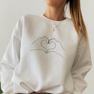 Sudadera personalizada con bordado de corazón y mano: Camisa de amor acogedora