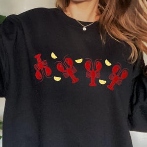 Sudadera con langosta bordada: cuello redondo náutico Coquette