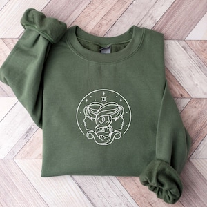 Bluza z haftem Gemini, prezent urodzinowy na czerwiec, haftowany okrągły dekolt zodiaku, zodiak Gemini, sweter ze znakiem zodiaku, koszula z konstelacją