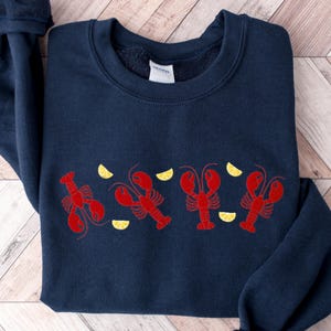 Sudadera con langosta bordada: cuello redondo náutico Coquette