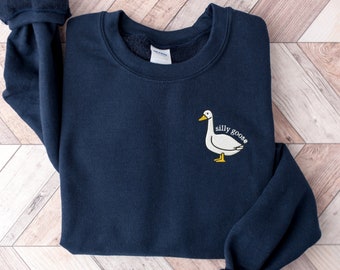 Sudadera de cuello redondo con bordado de Silly Goose: acogedora mezcla de algodón