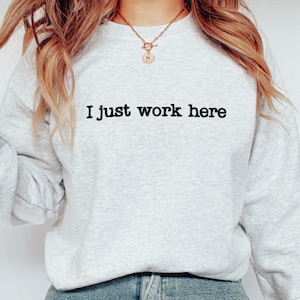 Sudadera con cuello redondo bordada "I Just Work Here", camiseta con cuello redondo sarcástica, camiseta con meme divertido, sudadera con capucha más vendida, regalo para amigos